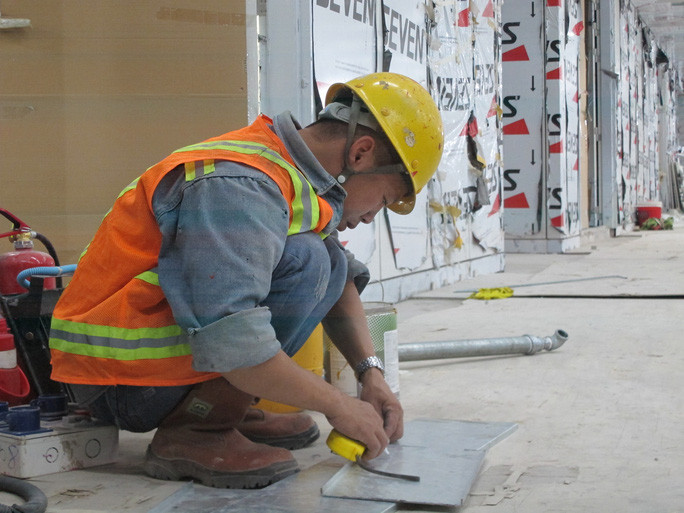 Riêng 2 tầng ngầm đang được nhà thầu khẩn trương thi công hoàn thiện kiến trúc và cơ điện, dự kiến sẽ hoàn thành cơ bản trước ngày 30-4-2021. Khối lượng tích lũy của gói thầu CP 1b (đoạn ngầm từ ga Nhà hát Thành phố đến ga Ba Son) đến hiện tại ước đạt 93,36%.