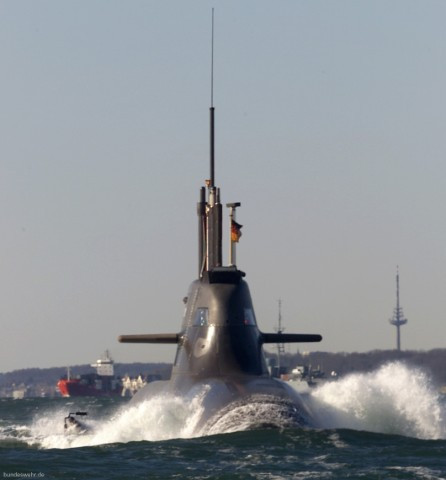 Mỗi tàu ngầm Type 212A được đóng mới với giá chỉ khoảng 500 triệu USD. Do sử dụng nhiều thiết bị cực kỳ hiện đại và tối tân, loại tàu ngầm này chỉ cần 27 thủy thủ đoàn và sĩ quan chỉ huy để vận hành. Nguồn ảnh: Shipspot.