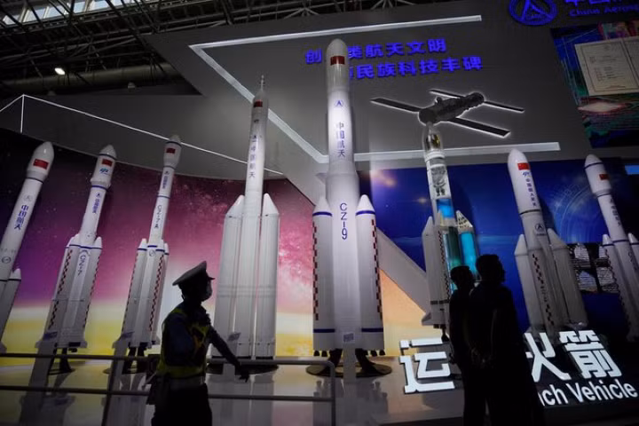 Mô hình tên lửa đẩy Trường Chinh, phục vụ cho các sứ mệnh không gian của Trung Quốc.