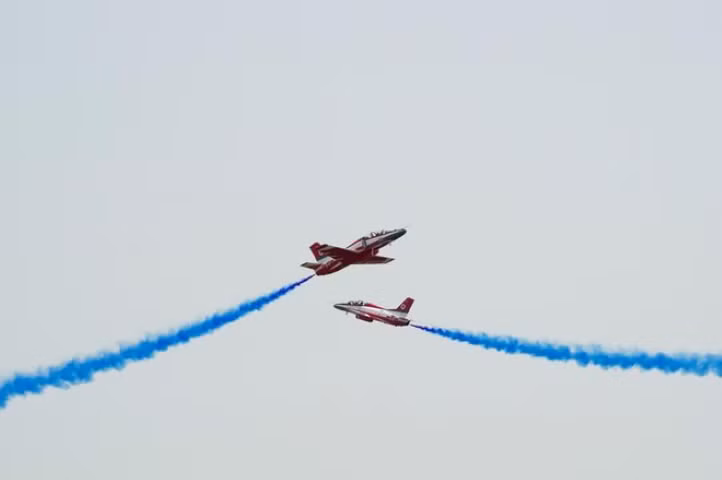 Đội bay nhào lộn Red Falcon của không quân Trung Quốc trình diễn tại triển lãm.