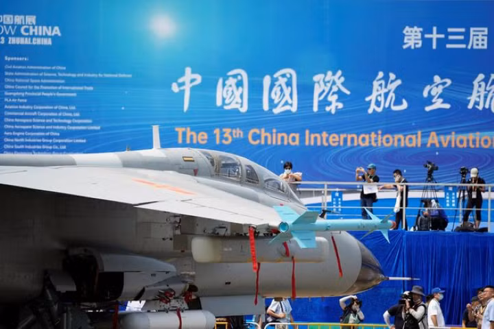 Máy bay chiến đấu - ném bom JH-7AII.