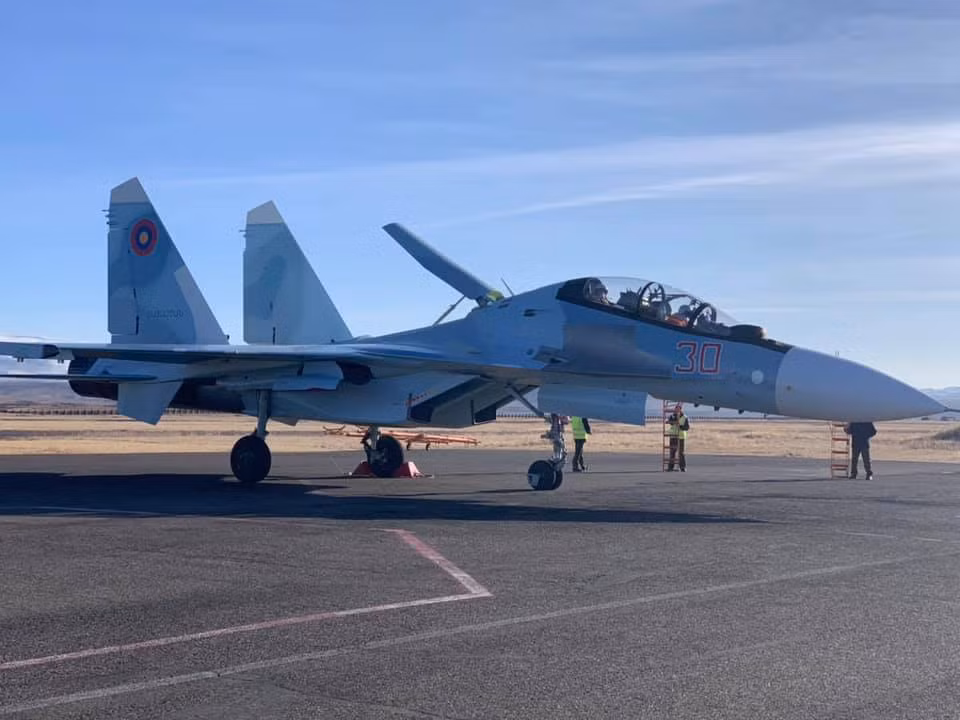 Trong khi đó, cựu lãnh đạo của Bộ Quốc phòng Armenia khẳng định rằng, Su-30SM của Armenia không được bán kèm vũ khí vì Moscow không chịu bán tên lửa tầm bắn trên 130 km ra nước ngoài.