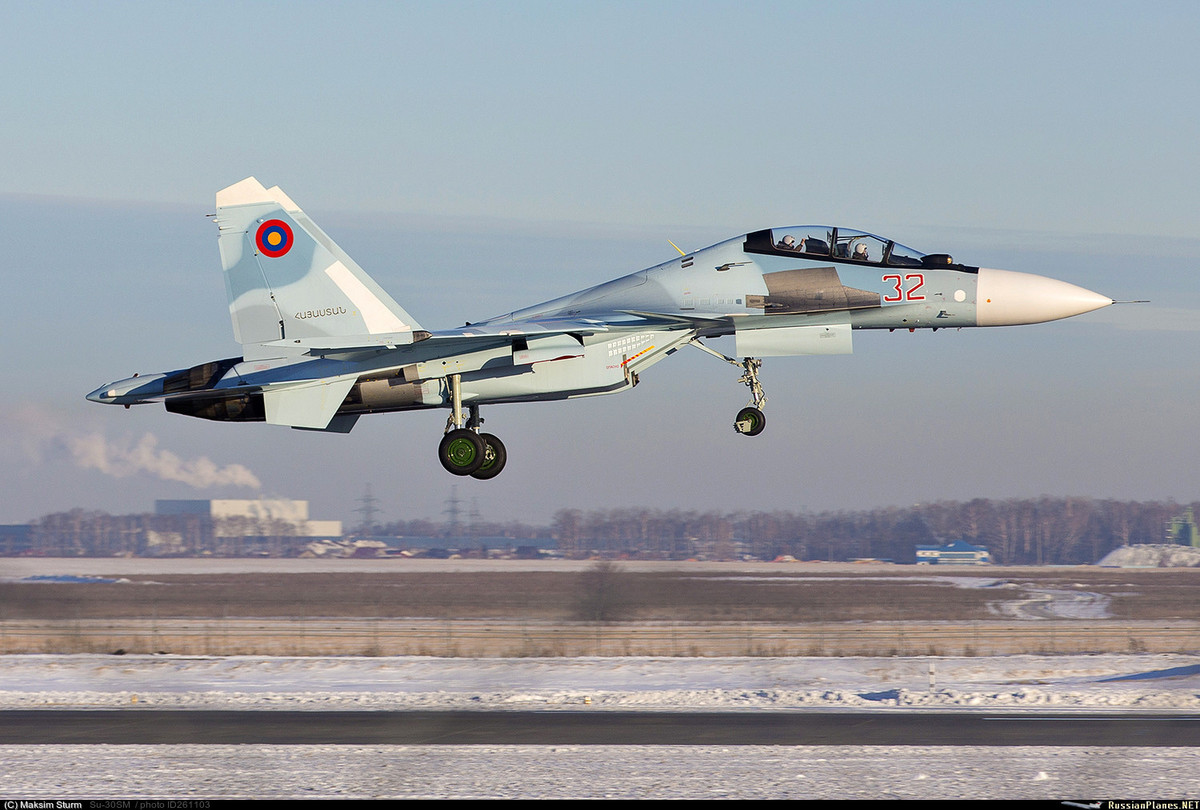 Chính thủ tướng Armenia cũng đặt câu hỏi cho người đồng cấp của mình ở nhiệm kỳ trước, nêu bật vấn đề rất nhức nhối, đó là mua tiêm kích mà không mua tên lửa thì để làm gì?