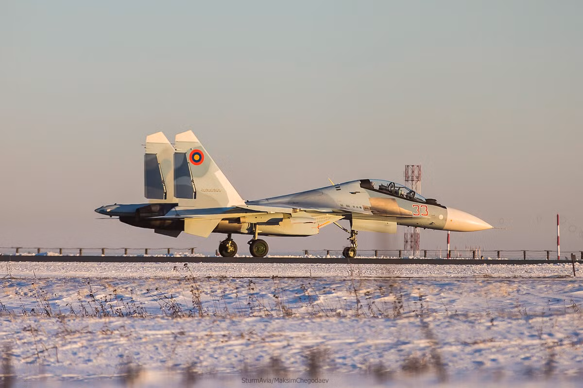 Trước đó trong cuộc xung đột kéo dài một tháng rưỡi giữa Armenia và Azerbaijan, toàn bộ dàn chiến đấu cơ Su-30SM hiện đại của Armenia được cho là chỉ nằm im một chỗ, không hề được động đến.