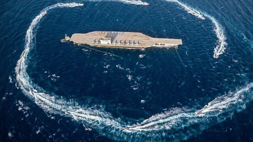 Còn USS Mount Whitney cũng là một con tàu rất đáng chú ý - nó là tàu chỉ huy đóng vai trò soái hạm của Hạm đội 6 của Mỹ, được trang bị một hệ thống điện tử tinh vi cho phép thu thập thông tin trinh sát và chiến thuật rồi truyền đến bất kỳ khu vực nào trên thế giới.
