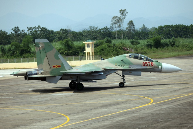 Là phiên bản hiện đại hóa sâu từ tiêm kích Su-27UB, Su-30MK2 được thiết kế để tối ưu hóa khả năng đánh biển, rất phù hợp với một quốc gia có đường bờ biển dài và rộng như Việt Nam. Nguồn ảnh: TL.