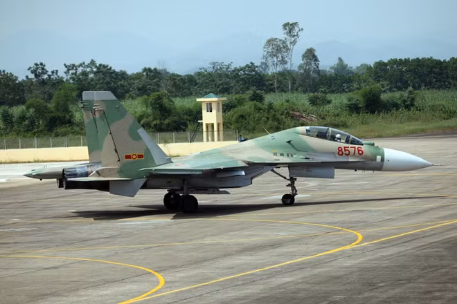 Là phiên bản hiện đại hóa sâu từ tiêm kích Su-27UB, Su-30MK2 được thiết kế để tối ưu hóa khả năng đánh biển, rất phù hợp với một quốc gia có đường bờ biển dài và rộng như Việt Nam. Nguồn ảnh: TL.