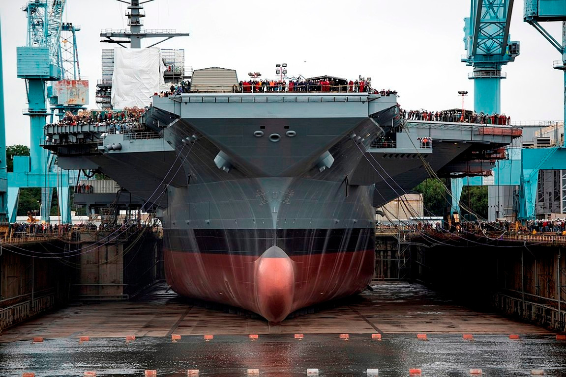 Theo quảng cáo của Mỹ, tàu sân bay USS Gerald R. Ford có khả năng mang theo tối đa tới 75 máy bay các loại, trong đó bao gồm nhiều loại tiêm kích hạm hiện đại, cùng các loại máy bay hỗ trợ, máy bay trực thăng,... Nguồn ảnh: BI.