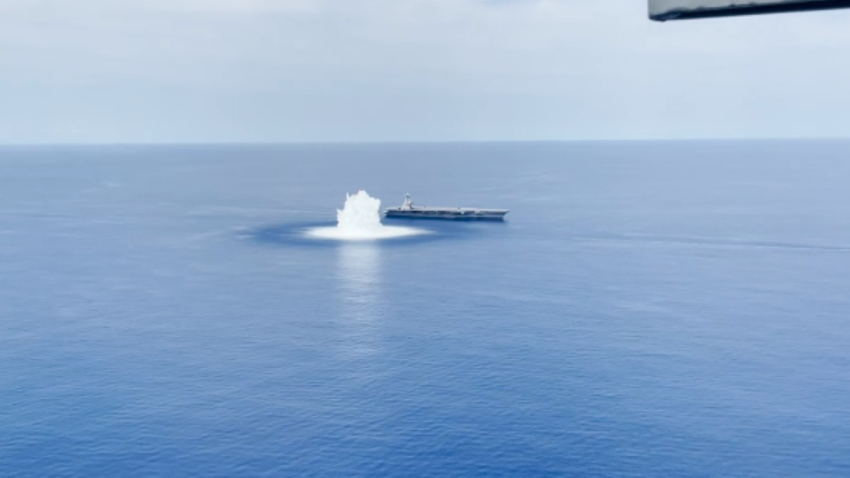 Cũng theo nhà chức trách, "thử sốc" là một bài kiểm tra dành cho mọi tàu chiến Mỹ, được tiến hành để đảm bảo phần khung thân của tàu, cũng như các thiết bị điện tử tinh vi trên tàu, có thể hoạt động tốt trong điều kiện tác chiến ngặt nghèo.