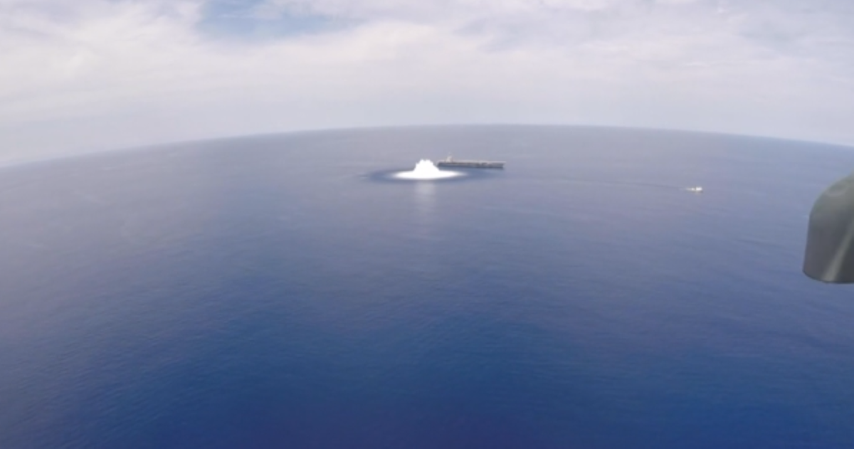 Vụ nổ cường độ lớn được Hải quân Mỹ tiến hành dưới mặt nước, tạo ra rung động lên tới gần 4 độ richter. Điều đáng nói là tàu sân bay USS Gerald R. Ford của Hải quân Mỹ, chỉ neo đậu cách tâm vụ nổ không quá 100 mét.