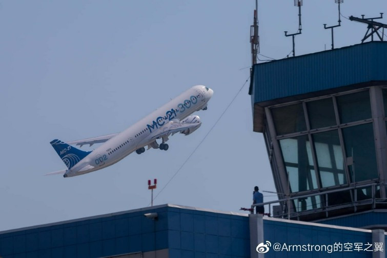 Ngoài ra, triển lãm còn có sự tham gia của một loạt các loại máy bay dân sự, máy bay sử dụng động cơ cánh quạt và huấn luyện cơ.