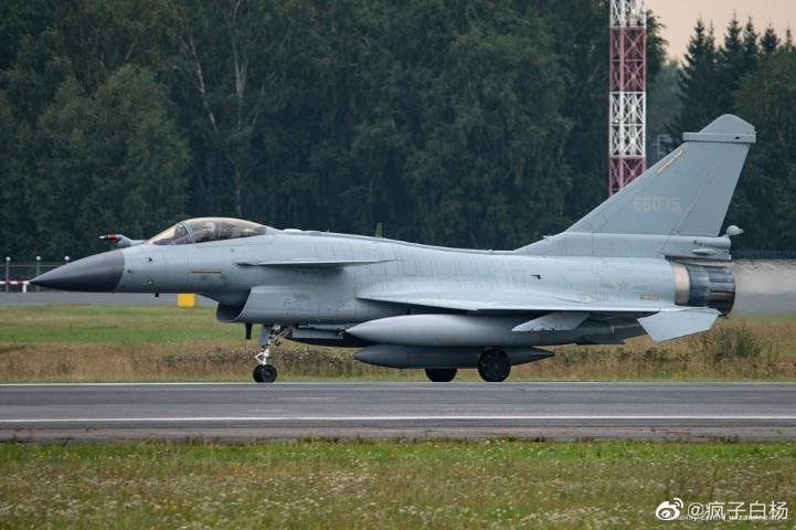 Ngoài các chiến đấu cơ tiêm kích hiện đại, Aviadarts cũng có các phần thi dành cho vận tải cơ và máy bay trinh sát.