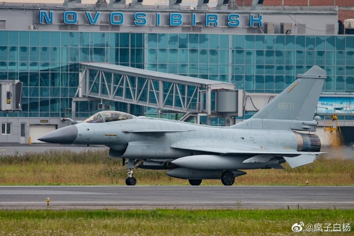 Một loạt các loại máy bay chiến đấu và máy bay vận tải của Không quân Trung Quốc, đã hạ cánh xuống sân bay quốc tế Tolmachevo và Koltsovo của Nga, để chuẩn bị cho cuộc thi Aviadarts-2021 sắp diễn ra.