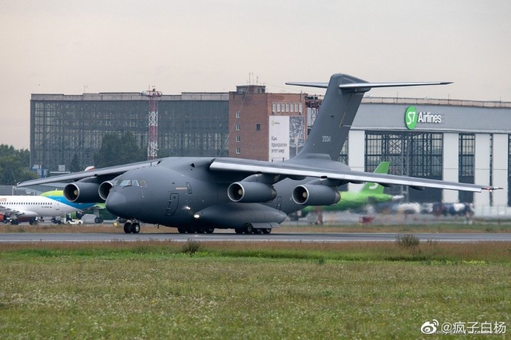 Có mặt tại sân bay quốc tế Tolmachevo và Koltsovo của Nga trong những ngày vừa qua, Không quân Trung Quốc đã đưa một loạt các loại máy bay sang tham dự, bao gồm tiêm kích J-10, vận tải cơ hạng nặng Y-20, vận tải cơ Y-9, tiêm kích J-16 và cả máy bay ném bom H-6K.