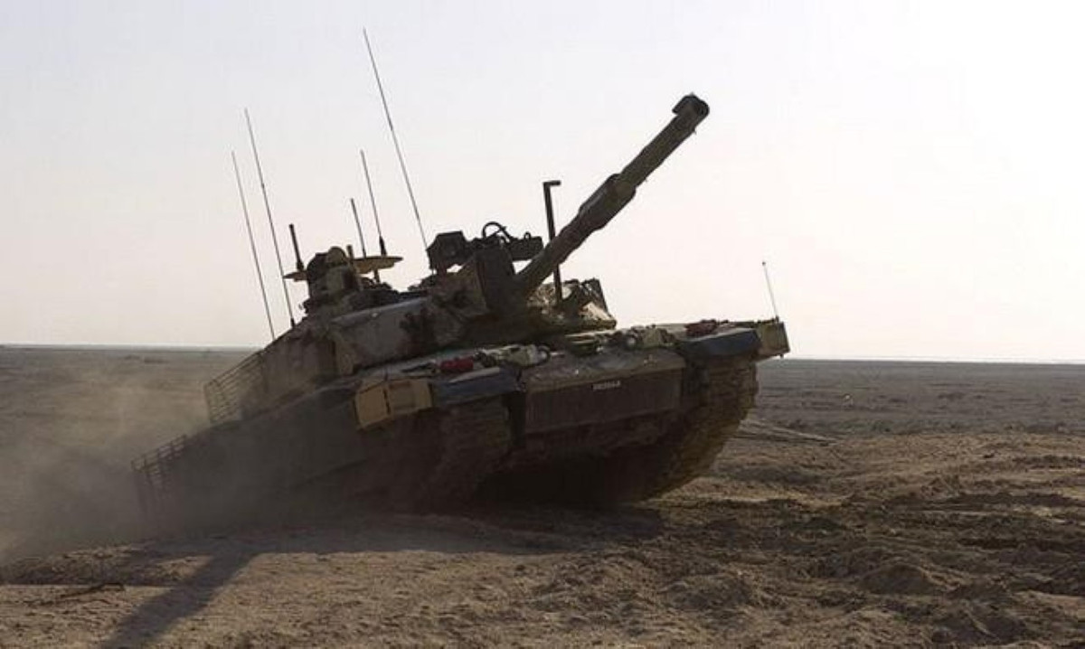 Được sản xuất hàng loạt từ năm 1993, chính thức có trong biên chế quân đội Anh từ năm 1998 (hơn 400 chiếc), và Oman (38 chiếc - biến thể xuất khẩu Challenger 2E được sa mạc hóa), CR2 từng tham chiến tại Bosnia, Kosovo, Iraq và Afghanistan.