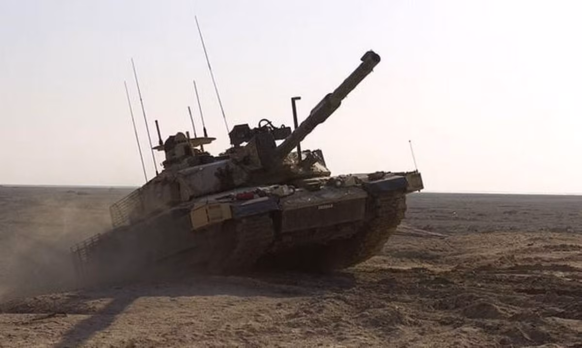 Được sản xuất hàng loạt từ năm 1993, chính thức có trong biên chế quân đội Anh từ năm 1998 (hơn 400 chiếc), và Oman (38 chiếc - biến thể xuất khẩu Challenger 2E được sa mạc hóa), CR2 từng tham chiến tại Bosnia, Kosovo, Iraq và Afghanistan.