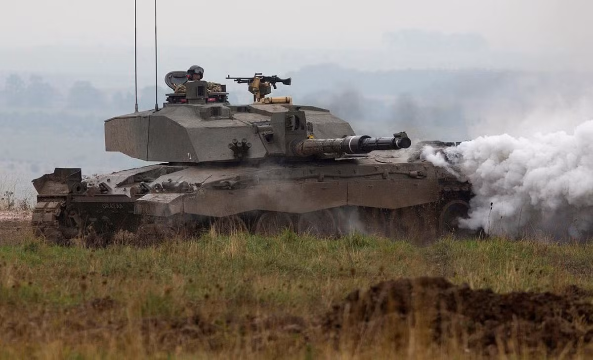 Trước đó, vào tháng 8/2020, Bộ Quốc phòng Anh đã cân nhắc loại bỏ tất cả các xe tăng do nước này ngày càng tập trung vào việc phát triển tiềm lực hải quân, giảm kinh phí của lực lượng mặt đất, một phần do tình hình an ninh hình thành sau Chiến tranh Lạnh.