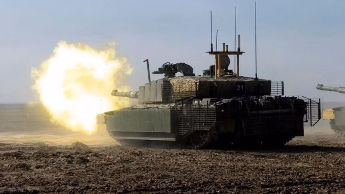 Hệ thống bảo vệ tích cực (APS) cho phép phát hiện các mối đe dọa và vô hiệu hóa chúng; tháp pháo số hóa mới; hệ thống treo khí nén mới cũng góp phần mang lại khả năng di chuyển tốt hơn, cùng những tiến bộ công nghệ khác…