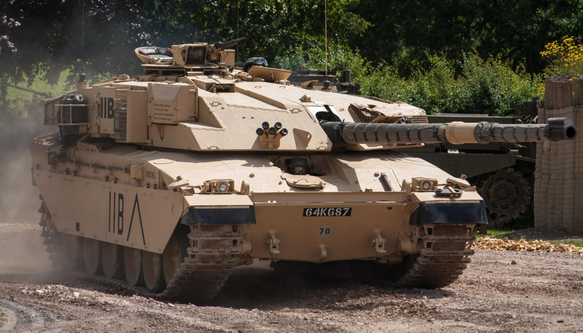 Ngoài việc được trang bị hệ thống điều khiển hỏa lực tiên tiến được số hóa trong gói Ứng dụng hệ thống thông tin chiến trường (PBISA) do Công ty Computing Devices của Canada cung cấp, gồm màn hình cho chỉ huy, hệ thống dẫn đường quán tính, CR2 còn được tích hợp hàng loạt hệ thống điện tử hỗ trợ tác chiến, cho phép kíp xe hoạt động hiệu quả hơn.