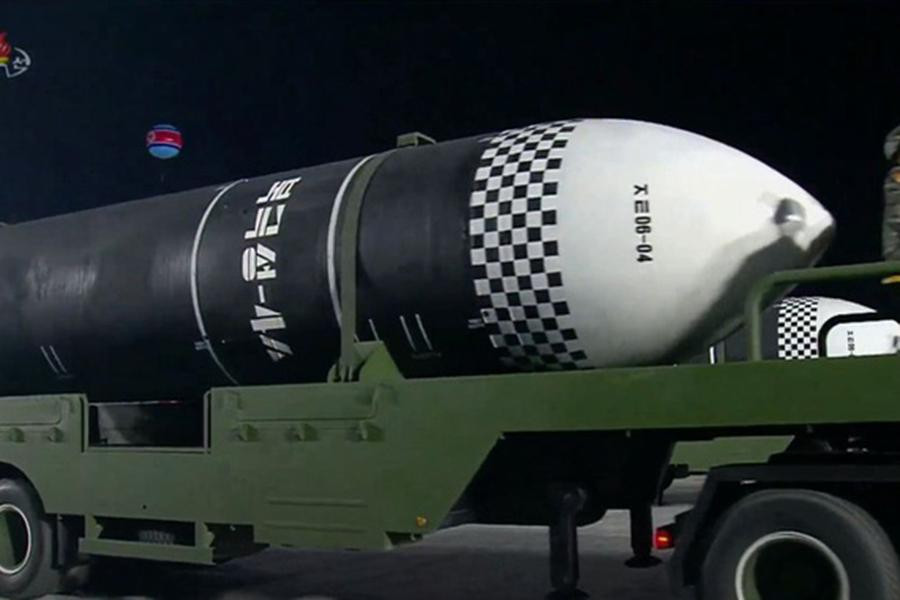 Mới đây, trên tờ Business Insider, một số chuyên gia nhận định, các vũ khí và khí tài được ra mắt trong cuộc duyệt binh là dấu hiệu mới nhất cho thấy Chủ tịch Kim Jong-un coi việc củng cố quân đội của đất nước là ưu tiên hàng đầu và muốn chứng minh rằng, bất chấp áp lực quốc tế và các lệnh trừng phạt, Triều Tiên có khả năng trang bị một lực lượng mạnh.