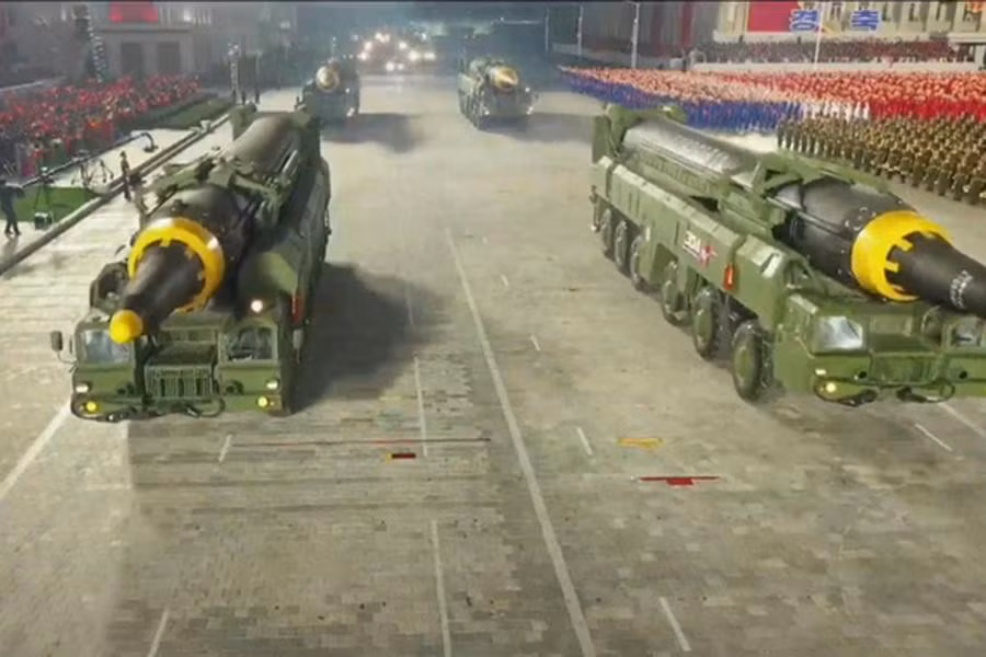 Nhưng trên tất cả, sức mạnh thực sự của Triều Tiên là kho vũ khí hạt nhân. Với kho vũ khí được cho là có từ 30 đến 40 đầu đạn hạt nhân, Triều Tiên có thể sử dụng những vũ khí đó để làm suy giảm khả năng triển khai của đối phương.