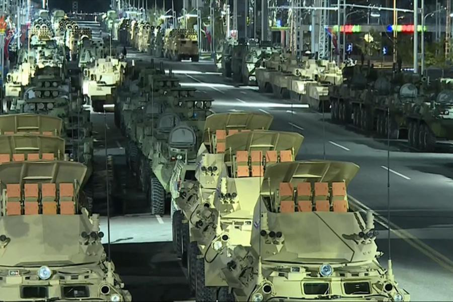 Những chiếc xe trông giống như những chiếc xe phục kích chống mìn (MRAP) được bảo vệ; pháo tự hành 155 mm mới được tung ra, cũng như các hệ thống tên lửa phóng nhiều lớp… lấp đầy lỗ hổng trong hệ thống phòng không của Triều Tiên.