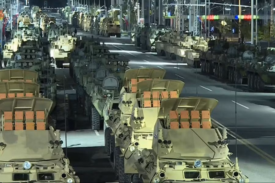 Những chiếc xe trông giống như những chiếc xe phục kích chống mìn (MRAP) được bảo vệ; pháo tự hành 155 mm mới được tung ra, cũng như các hệ thống tên lửa phóng nhiều lớp… lấp đầy lỗ hổng trong hệ thống phòng không của Triều Tiên.