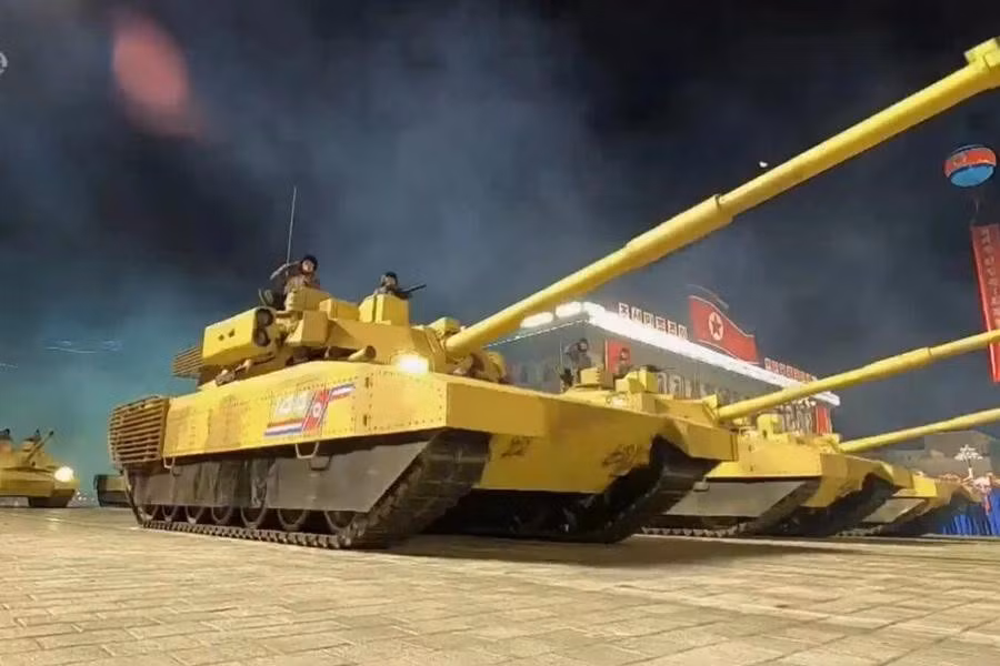 Việc thiếu ống ngắm hồng ngoại cho thấy xe tăng có thể có ống ngắm nhiệt - một cải tiến lớn đối với xe tăng của Triều Tiên. Hai bệ phóng tên lửa chống tăng gắn bên hông cũng có mặt trên tháp pháo của xe tăng, chúng được sơn một cách kỳ lạ theo kiểu ngụy trang sa mạc.