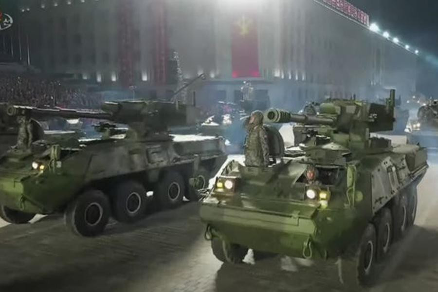 Điểm thu hút đáng kể là lực lượng thiết giáp của Triều Tiên. Lâu nay, xe bọc thép và xe tăng của Triều Tiên chỉ gồm các mẫu cũ của Liên Xô hoặc các bản sao nội địa được sửa đổi một chút. Nhưng các mẫu mới cho thấy lực lượng thiết giáp của Triều Tiên đang đi theo hướng hiện đại.