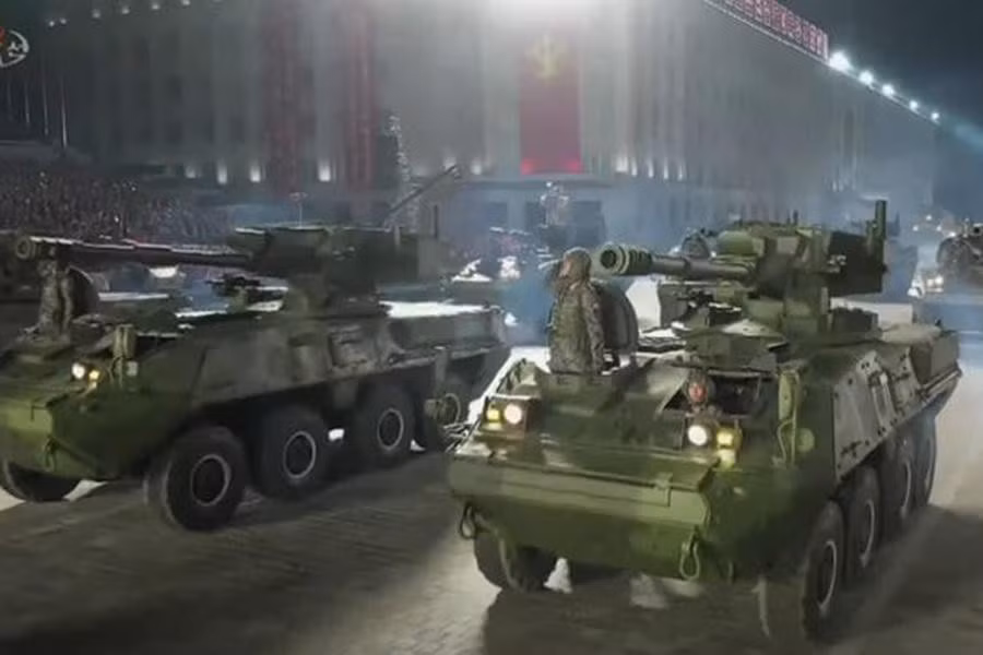 Điểm thu hút đáng kể là lực lượng thiết giáp của Triều Tiên. Lâu nay, xe bọc thép và xe tăng của Triều Tiên chỉ gồm các mẫu cũ của Liên Xô hoặc các bản sao nội địa được sửa đổi một chút. Nhưng các mẫu mới cho thấy lực lượng thiết giáp của Triều Tiên đang đi theo hướng hiện đại.