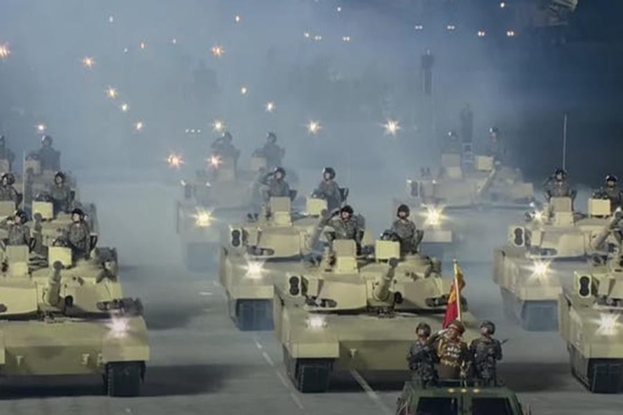 Về xe tăng mới ra mắt của Triều Tiên, khung gầm của nó trông giống với khung gầm của T-14 Armata của Nga còn tháp pháo gợi nhớ đến chiếc M1 Abrams của Mỹ. Các bệ phóng hình ống được gắn trên tháp pháo, có nghĩa là xe tăng có thể đánh chặn các đường đạn đang bay tới.