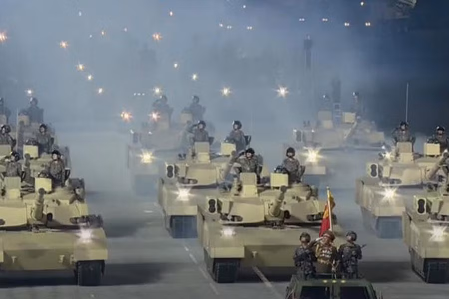 Về xe tăng mới ra mắt của Triều Tiên, khung gầm của nó trông giống với khung gầm của T-14 Armata của Nga còn tháp pháo gợi nhớ đến chiếc M1 Abrams của Mỹ. Các bệ phóng hình ống được gắn trên tháp pháo, có nghĩa là xe tăng có thể đánh chặn các đường đạn đang bay tới.