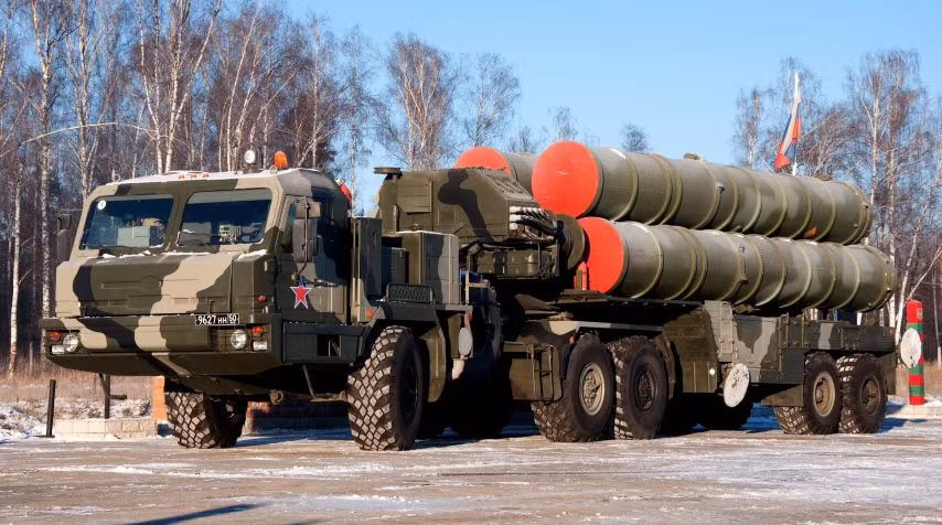 S-400 có thể tác chiến trong mọi điều kiện địa hình, thời tiết, trong môi trường có nhiễu cường độ mạnh và chế áp điện tử cao.
