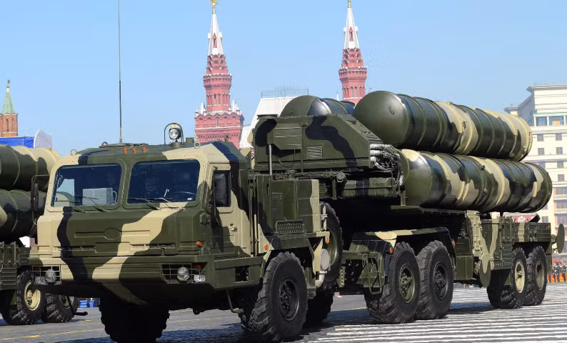 Hệ thống này được tích hợp radar đa chức năng chống nhiễu, hệ thống phát hiện và ngắm bắn tự động, tên lửa phòng không, bệ phóng và trung tâm chỉ huy điều khiển.