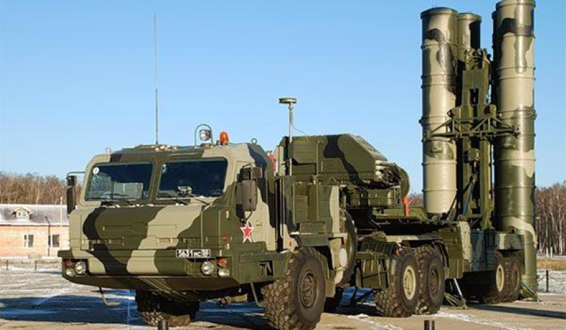 Một trong những đặc tính khiến S-400 trở thành hệ thống tên lửa độc nhất vô nhị trên thế giới là nó có khả năng cùng lúc giám sát 300 mục tiêu khác nhau và bắn hạ 36 mục tiêu chỉ bằng một lần phóng.