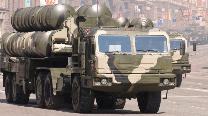 Bán kính đánh chặn của S-400 là 400km và nó có khả năng theo dõi và tiêu diệt tất cả các mục tiêu trên không hiện tại, bao gồm cả tên lửa đạn đạo và tên lửa hành trình.