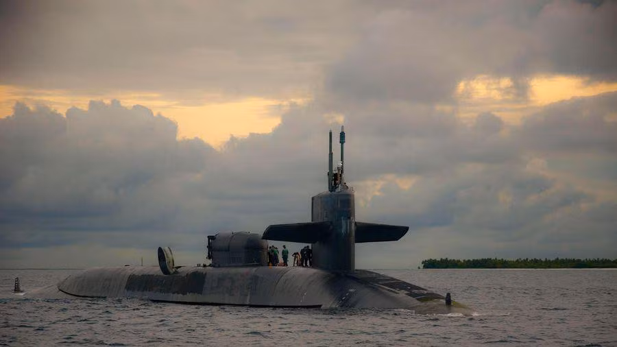 Để mang được kho vũ khí khổng lồ như vậy, những chiếc tàu ngầm hạt nhân chiến lược Ohio có lượng giãn nước toàn tải lên đến 18.450 tấn, dài 170m, rộng tới 13m.