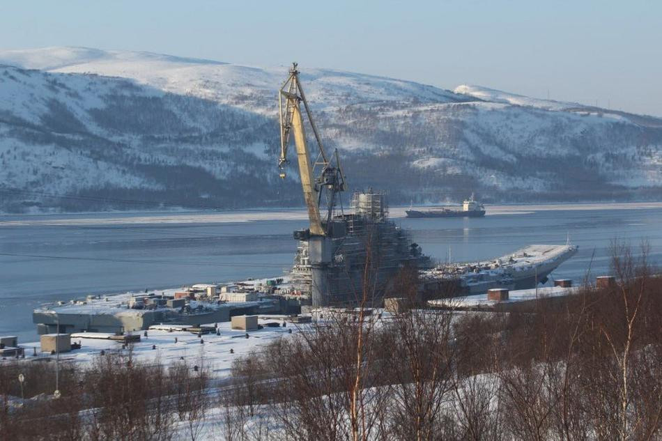 Mùa đông ở Nga dù sắp qua nhưng công việc bảo dưỡng hàng không mẫu hạm Kuznetsov dường như vẫn "dậm chân tại chỗ". Trong những bức hình vừa tiết lộ, có thể thấy không khí rất ảm đạm trên boong tàu, rất ít công nhân đang làm việc tại đây.