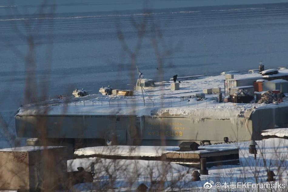 Những hình ảnh mới nhất về tàu sân bay Kuznetsov trong cảng bảo dưỡng khiến không ít người bất ngờ với hiện trạng của chiếc soái hạm một thời này.