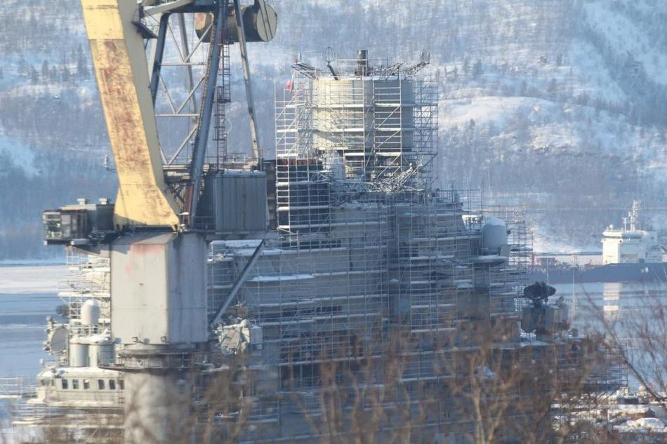 Ở phần kiến trúc thượng tầng, hệ thống giàn giáo cúng bị tuyết phủ kín, dường như tiến độ công việc cải tạo tàu, không có gì biến chuyển sau một mùa đông dài.