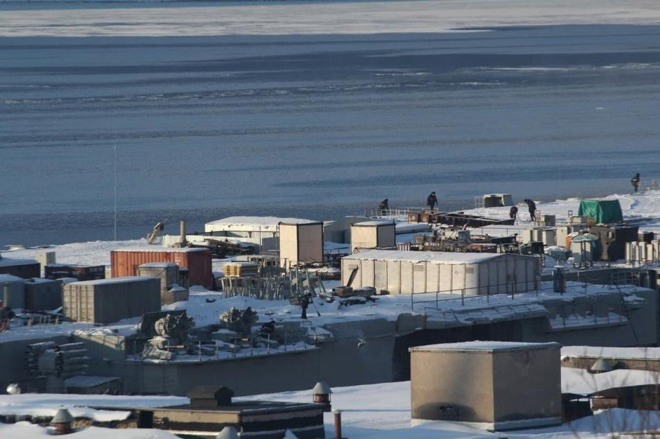 Trên boong tàu, có bóng dáng của một số công nhân làm việc, tuy nhiên công việc chính của họ cũng chỉ là cào tuyết.