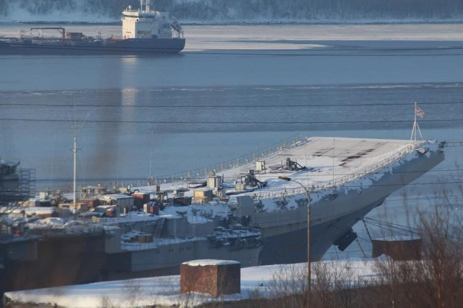 Mặt boong tàu với la liệt thiết bị, đồ dùng cũng đã bị tuyết phủ kín - dấu hiệu của việc có rất ít người qua lại trên boong tàu của chiếc hàng không mẫu hạm này.