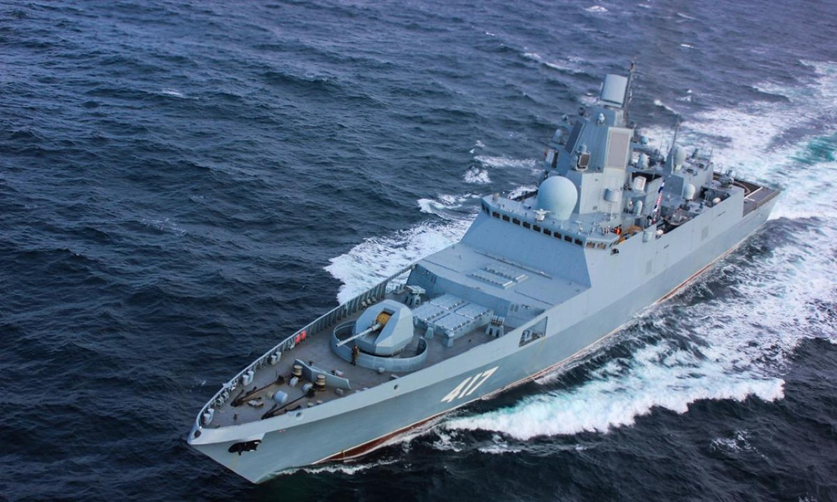 Để cơ động, tàu được trang bị hệ thống động lực với sự kết hợp động cơ diesel và tua bin khí với tổng công suất lên tới 65.500 mã lực, chúng sẽ giúp tàu đạt vận tốc tối đa 55km/h, tầm hoạt động 8.980km/h.