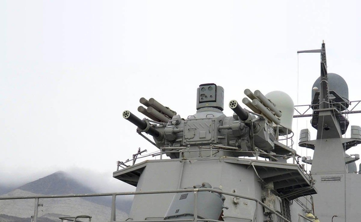 Các hệ thống phòng thủ tầm gần Palash với khả năng phóng tên lửa Sosna-R và pháo cao tốc AO-18KD cũng được trang bị.