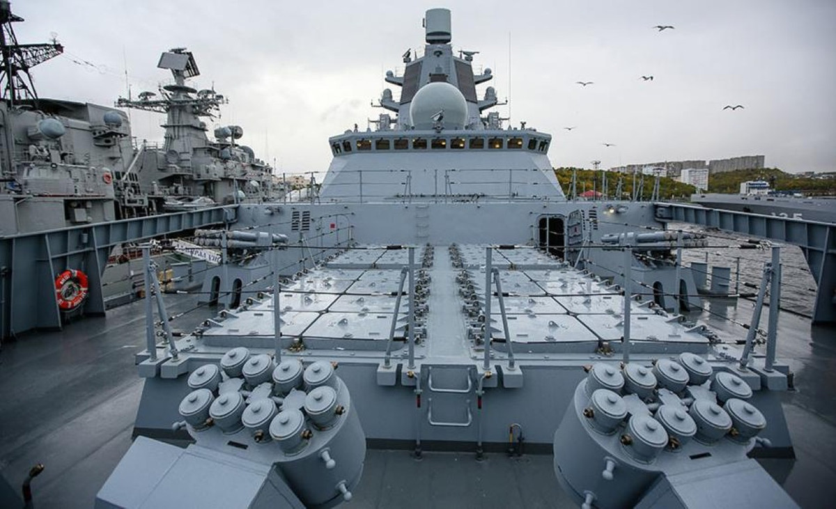 Ngoài ra tàu được trang bị hệ thống tên lửa phòng không Redut với 32 tên lửa các loại bao gồm 9M96, 9M96M, 9M96D / 9M96DM.