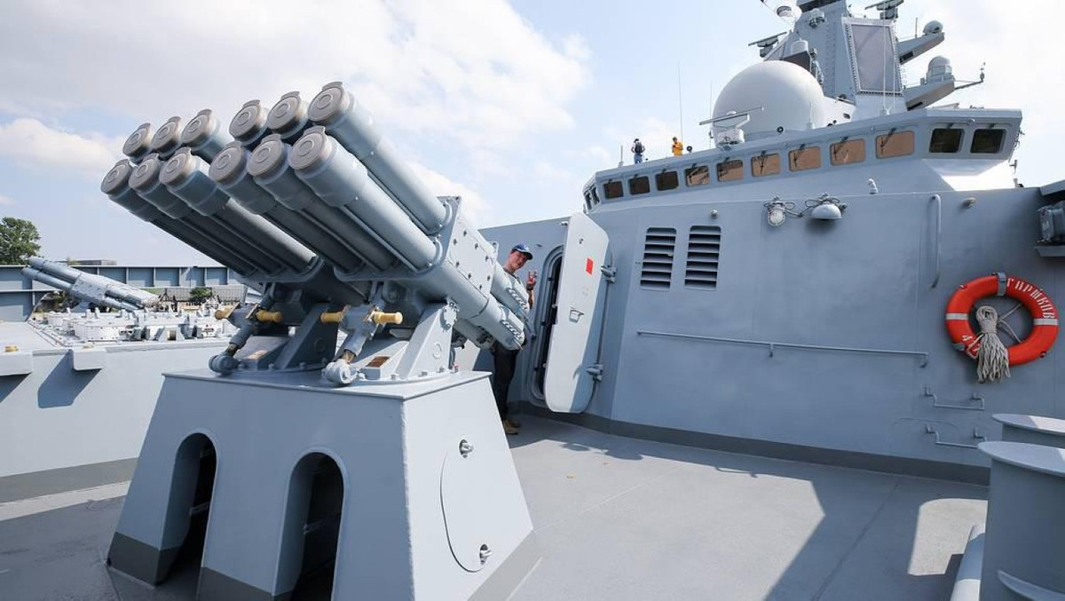 Để chống ngầm, tàu được trang bị hệ thống ống phóng ngư lôi cỡ 330mm chống chiến hạm và hệ thống ngư lôi chống ngầm Paker-NK.