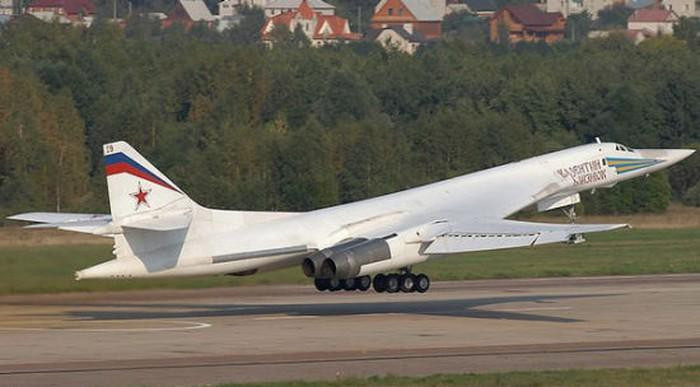 Cần lưu ý rằng tính đến cuối năm 2020, đã có 16 chiếc oanh tạc cơ chiến lược siêu thanh Tu-160 với nhiều biến thể cải tiến khác nhau đóng tại căn cứ không quân Engels-2.