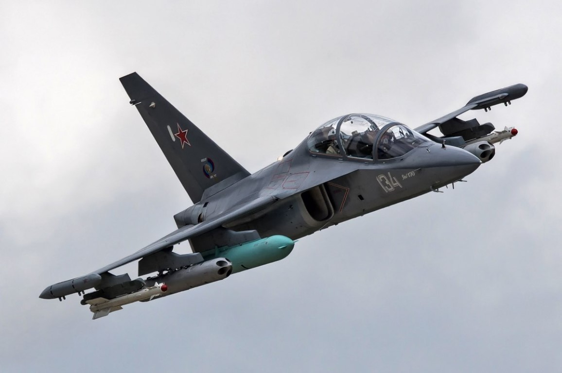 Một điểm đặc biệt của máy bay huấn luyện Yak-130 đó là thiết kế của nó, có sự góp mặt của hãng Aermacchi, Italia. Ban đầu, máy bay được thiết kế để thay thế cho các huấn luyện cơ L-39 do Tiệp Khắc sản xuất, được sử dụng với số lượng lớn trong biên chế Không quân Nga thời điểm bấy giờ.