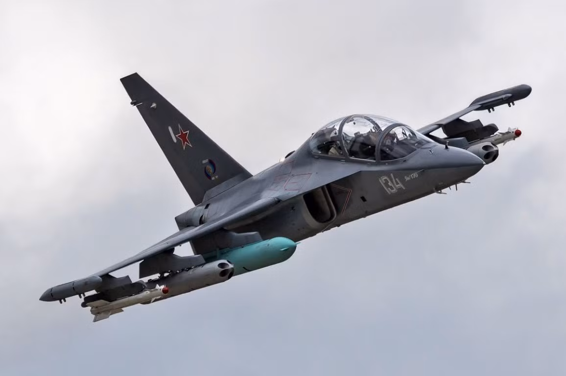 Một điểm đặc biệt của máy bay huấn luyện Yak-130 đó là thiết kế của nó, có sự góp mặt của hãng Aermacchi, Italia. Ban đầu, máy bay được thiết kế để thay thế cho các huấn luyện cơ L-39 do Tiệp Khắc sản xuất, được sử dụng với số lượng lớn trong biên chế Không quân Nga thời điểm bấy giờ.