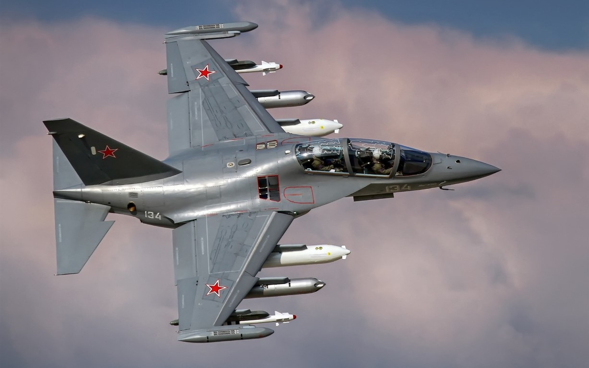 Theo thiết kế ban đầu, tổng trọng tải chiến đấu của Yak-130 là 3 tấn, máy bay được trang bị 9 giá treo vũ khí dưới bụng và cánh, cho phép nó mang theo nhiều loại vũ khí khác nhau, như tên lửa đối không, tên lửa đối đất, bom, pháo phản lực phóng loạt, thùng nhiên liệu phụ.